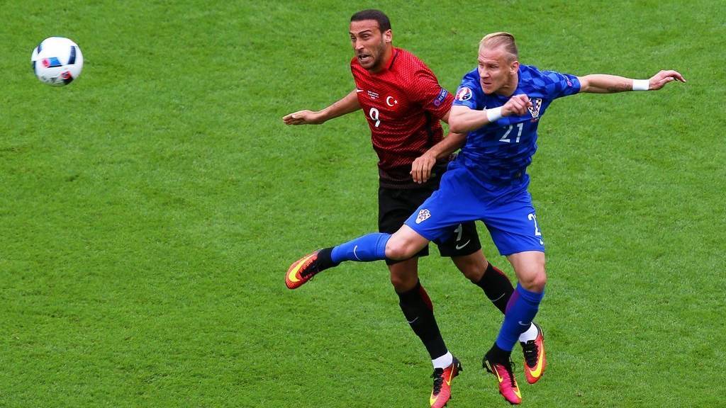 epa05358999 Cenk Tosun (L) of Turkey in action against Domagoj Vida (R) of Croatia during the UEFA EURO 2016 group D preliminary round match between Turkey and Croatia at Parc des Princes in Paris, France, 12 June 2016.....(RESTRICTIONS APPLY: For editorial news reporting purposes only. Not used for commercial or marketing purposes without prior written approval of UEFA. Images must appear as still images and must not emulate match action video footage. Photographs published in online publications (whether via the Internet or otherwise) shall have an interval of at least 20 seconds between the posting.)  EPA/SRDJAN SUKI   EDITORIAL USE ONLY