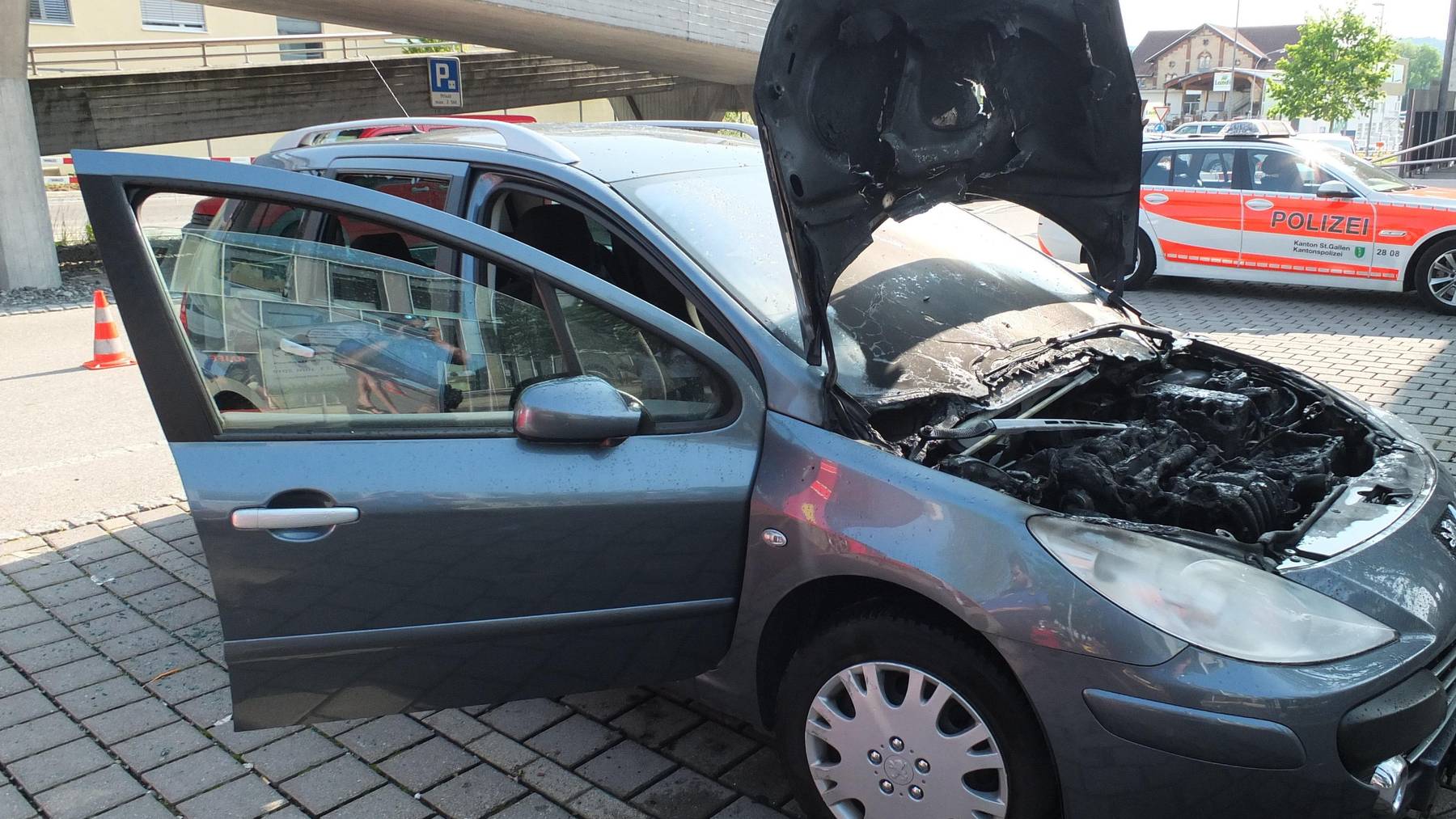 Im Motorenraum des Autos einer 77-Jährigen hat es am Dienstag in Wittenbach gebrannt.