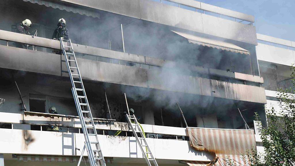 Viel Rauch und grosser Schaden: Zwei Kinder, die auf einem Balkon mit bengalischen Zündhölzern spielten, verursachten einen Hausbrand in Gerlafingen AG.