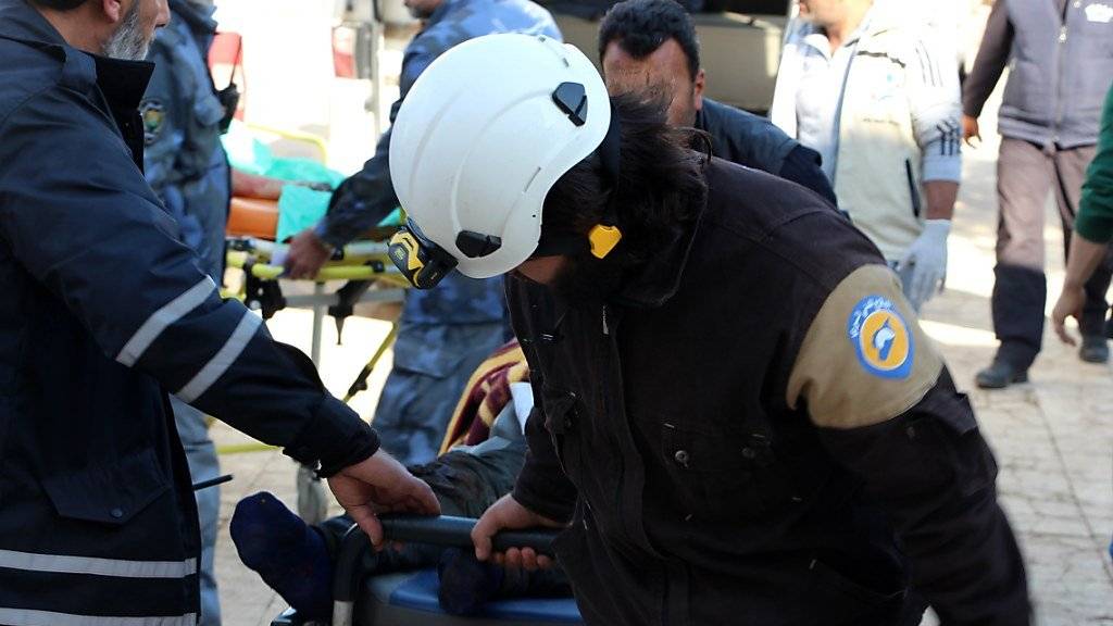 Rettungskräfte helfen den Opfern des Bombenanschlags in Al-Raschidin in Syrien. Dabei wurden mindestens 126 Menschen getötet, 68 waren Kinder. Bisher ist noch unklar wer hinter dem Anschlag steckt. Die UNO und die USA haben das Attentat scharf verurteilt.