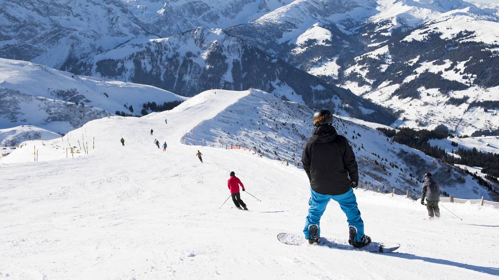 Ski- und Snowboardfahrer in Adelboden Lenk. (Archivbild)