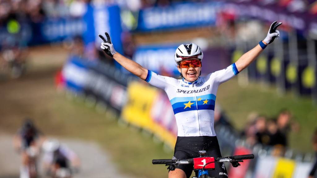 Sina Frei fährt im Short Track von Les Gets als Erste über die Ziellinie