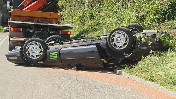 Bolide überschlagen, Beifahrerin verletzt