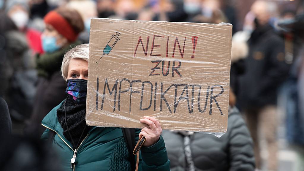 In zahlreichen Städten Deutschlands sind am Montagabend erneut Tausende Menschen auf die Strasse gegangen, um gegen die Corona-Massnahmen zu demonstrieren. (Archivbild)