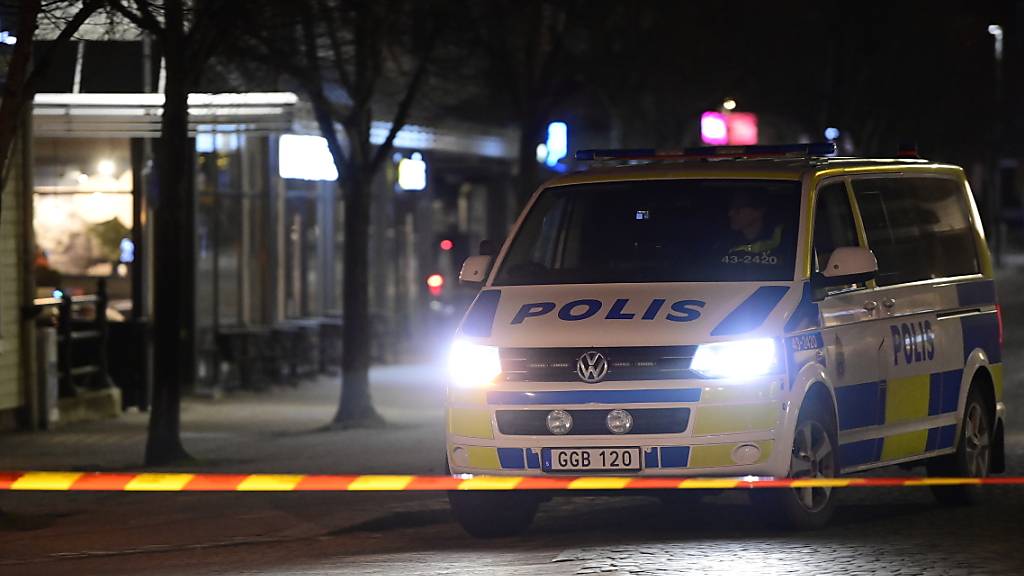 ARCHIV - Ein Polizeiwagen steht an einem abgesperrten Bereich nach einem Angriff auf mehrere Menschen in Vetlanda. Nach mehreren Koranverbrennungen und damit verbundenen Drohungen aus dem Ausland hebt Schweden seine Terrorwarnstufe erstmals seit 2016 auf das zweithöchste Niveau an. Foto: Mikael Fritzon/TT NEWS AGENCY/AP/dpa