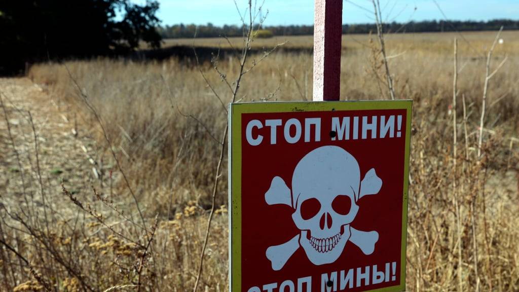 ARCHIV - Ein Warnschild mit der Aufschrift «Stop! Minen» ist zu sehen (Archivbild). Foto: -/Ukrinform/dpa