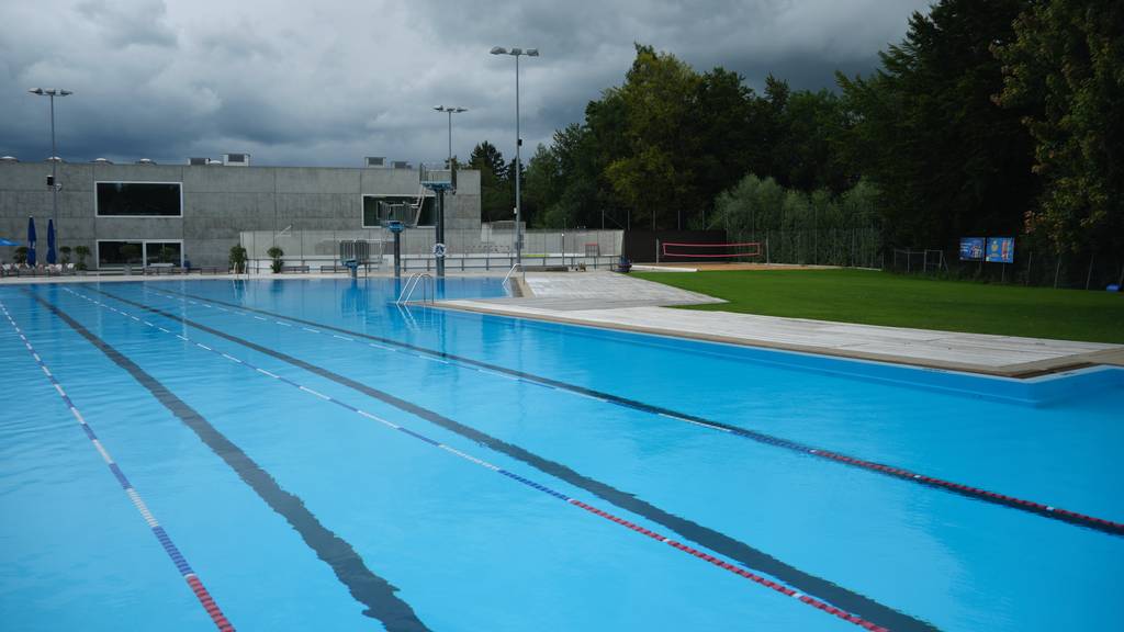 Die Traglufthalle wird im September 2025 über dem Schwimmbecken und Nichtschwimmbereich des Freibads im Lerchenfeld aufgebaut.
