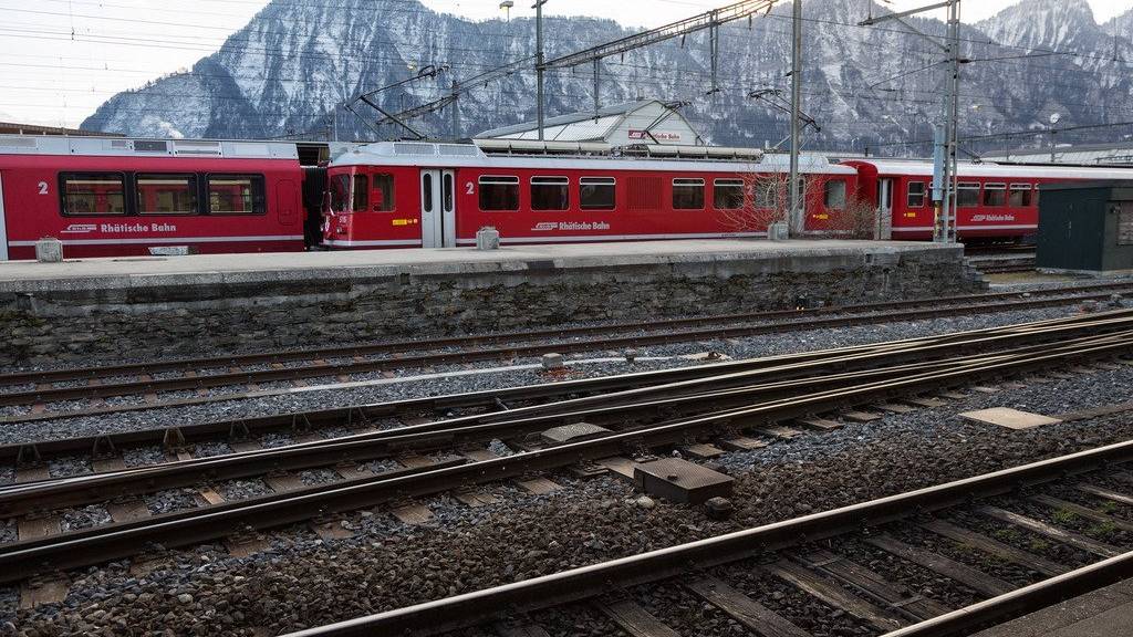 Zugskompositionen der RhB im Bahnhof von Landquart. (KEYSTONE/Arno Balzarini)