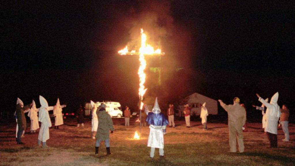 Wie beim rassistischen Ku Klux Klan: Ein 38-jähriger US-Amerikaner hatte 2017 mit einem Komplizen ein Holzkreuz gebaut und angezündet. (Symbolbild)