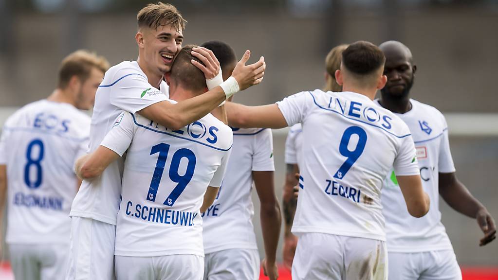 Die Lausanner feiern einen ihrer fünf Treffer gegen Schaffhausen