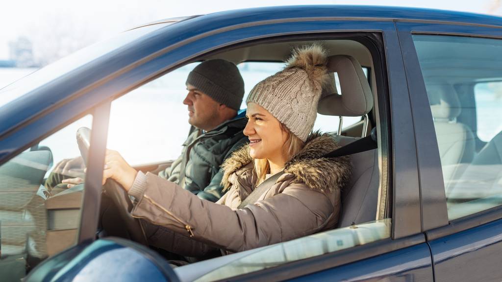 Deshalb solltest du niemals mit Winterjacke Auto fahren