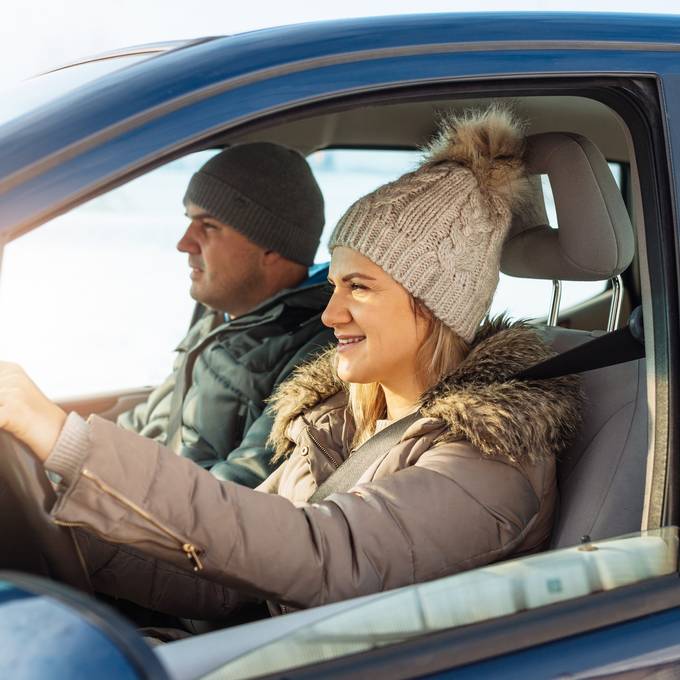 Deshalb solltest du niemals mit Winterjacke Auto fahren