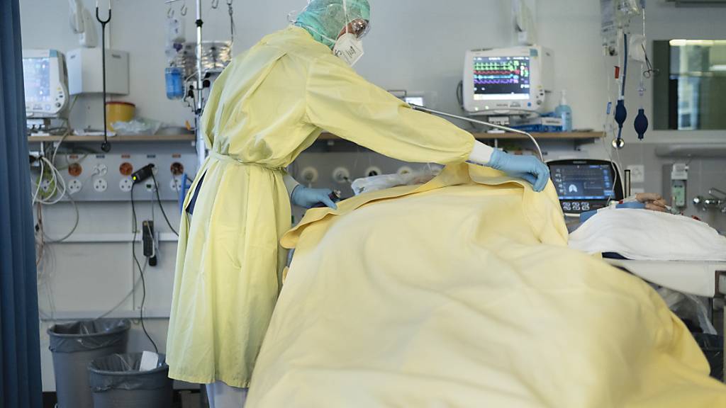 Ein Covid-Patient auf der Intensivabteilung. Seit Beginn der Corona-Pandemie sind in der Schweiz 10'001 Menschen in Zusammenhang mit Covid-19 gestorben. (Symbolbild)