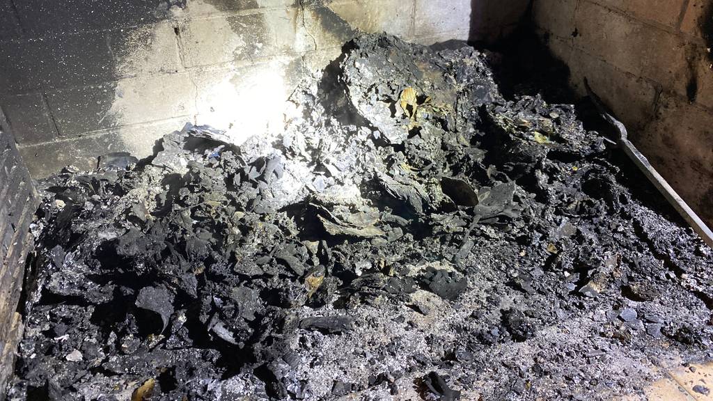 Mann verbrennt Abfall im eigenen Kamin – Polizei muss Feuer löschen