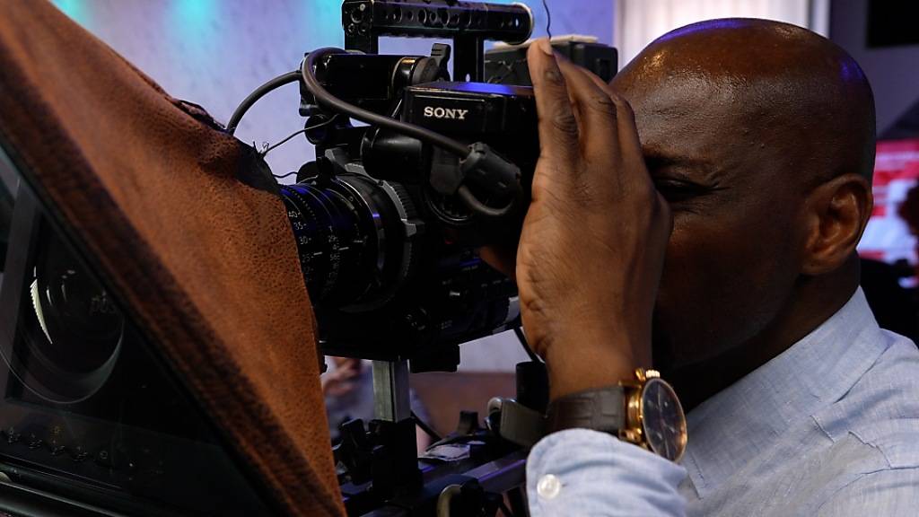 Der Gründer von Diaspora TV, Mark Bamidele Emmanuel, packt bei der Produktion mit an.
