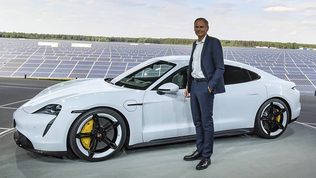 Porsche-Chef Oliver Blume präsentiert mit dem Taycan das erste reine Elektroauto des Sportwagenbauers.