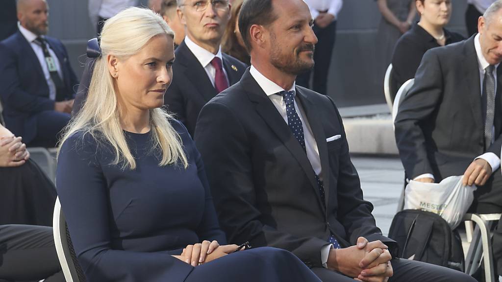 Der Kronprinz von Norwegen, Haakon Magnus (M-r), sitzt neben seiner Frau Mette-Marit von Norwegen(l-r) während der Gedenkfeier anlässlich des 10. Jahrestages der Terroranschläge in Oslo und auf der Insel Utøya. Haakon sagte, es sei eine kollektive Verantwortung, gegen Rechtsextremismus vorzugehen. Foto: Geir Olsen