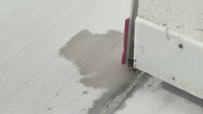 Zu warm fürs Ausseneis: Der Saisonstart in Rapperswil-Jona fällt ins Wasser