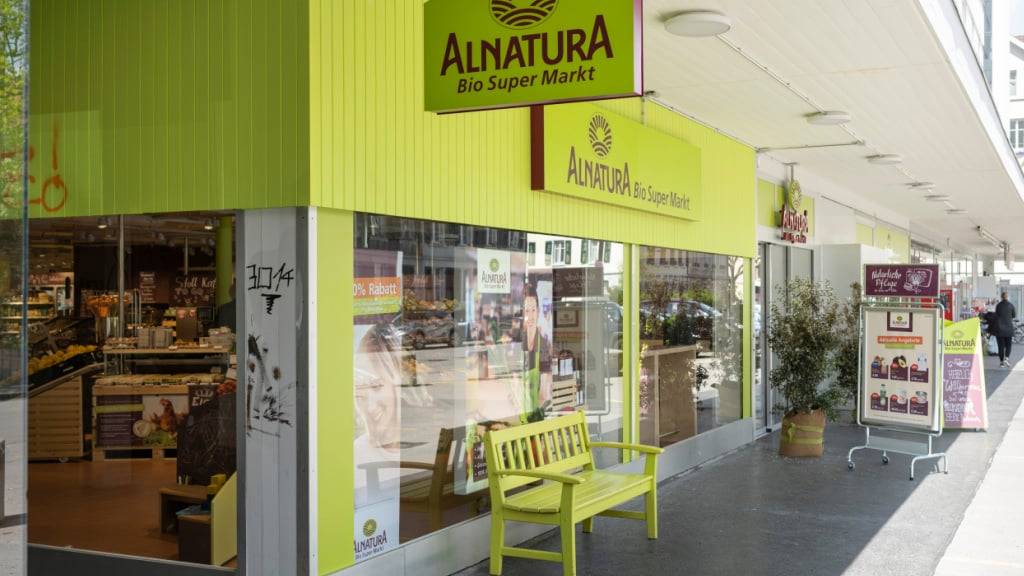 Der Bio-Supermarkt Alnatura zieht sich bis Ende 2025 aus dem stationären Filialgeschäft in der Schweiz zurück. Nun hat Migros bekannt gegeben, was mit den Läden passieren soll. (Archivbild)