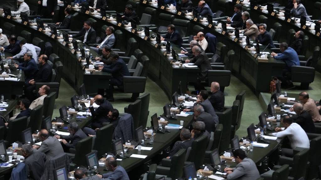 ARCHIV - Iranische Gesetzgeber sitzen während der Debatte in einer öffentlichen Sitzung des Parlaments. Foto: Vahid Salemi/AP/dpa (Archivbild)