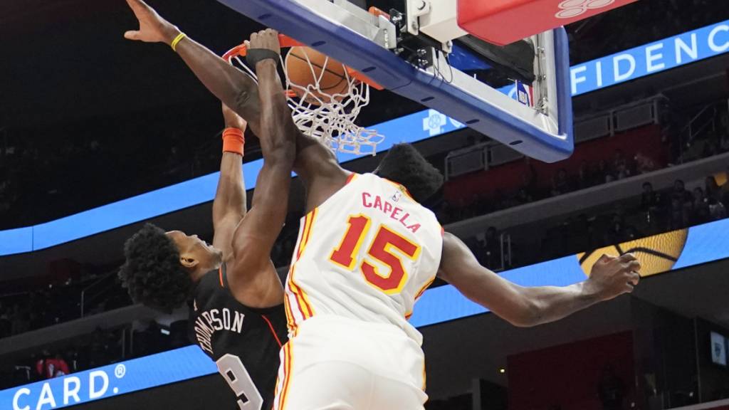 Clint Capela (Nummer 15) kommt mit den Hawks in Detroit zum erwarteten Sieg