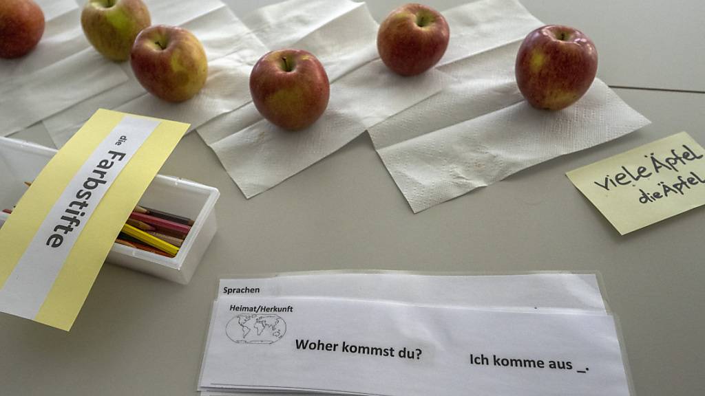 Lehrmaterial in einem Wohnzentrum für Geflüchtete. Die Zahl der Asylgesuche in der Schweiz ist im September erneut gestiegen. (Themenbild)