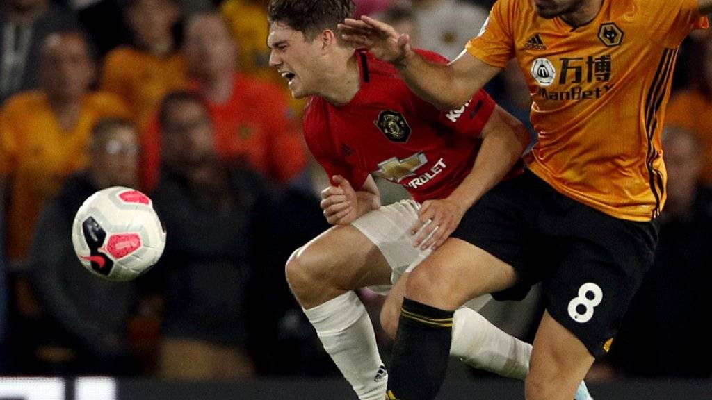 Manchester United's Daniel James (links) im Duell mit Wolverhamptons Ruben Neves