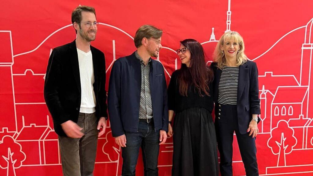 Jean-Daniel Strub (2. v.l.) und Michèle Dünki-Bättig (2. v.r.) führen die SP Kanton Zürich neu im Co-Präsidium. Sie folgen auf Andreas Daurù (l.) und Priska Seiler Graf.