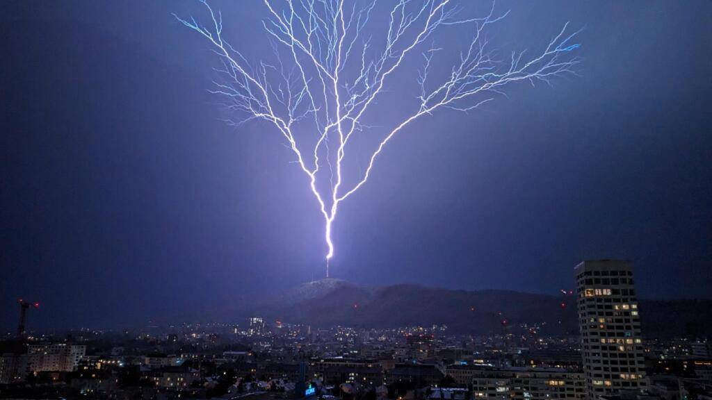 Der Blitz über dem Sendeturm auf dem Zürcher Uetliberg war einer von 70'000 registrierten Blitzen in der Schweiz.