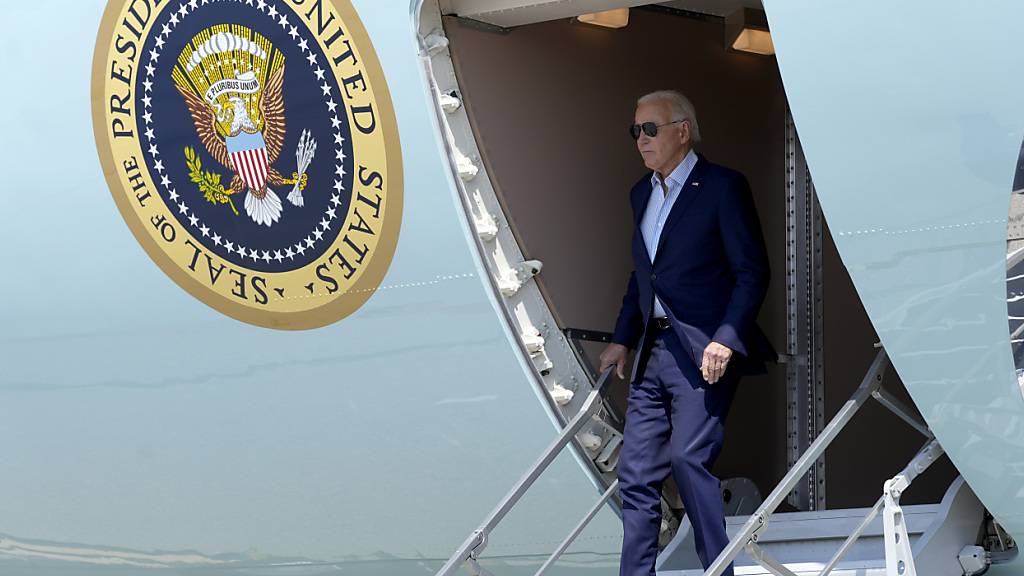 ARCHIV - US-Präsident Joe Biden geht die Stufen der Air Force One am La Crosse Regional Airport hinunter. Foto: Susan Walsh/AP/dpa