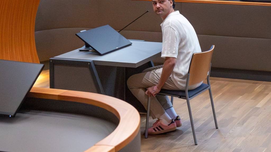 dpatopbilder - Schauspieler und Reality-TV-Darsteller Jimi Blue Ochsenknecht sitzt vor Prozessbeginn wegen mutmaßlich schweren Betrugs im Landesgericht Innsbruck. Foto: Expa/Johann Groder/APA/dpa