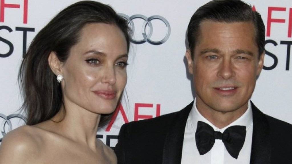 Angelina Jolie und Brad Pitt spielen nun auch im Film ein Ehepaar (Archiv)