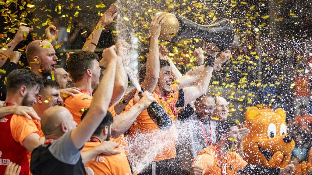 Auch in diesem Jahr stemmten die Spieler der Kadetten den Meisterpokal in die Höhe