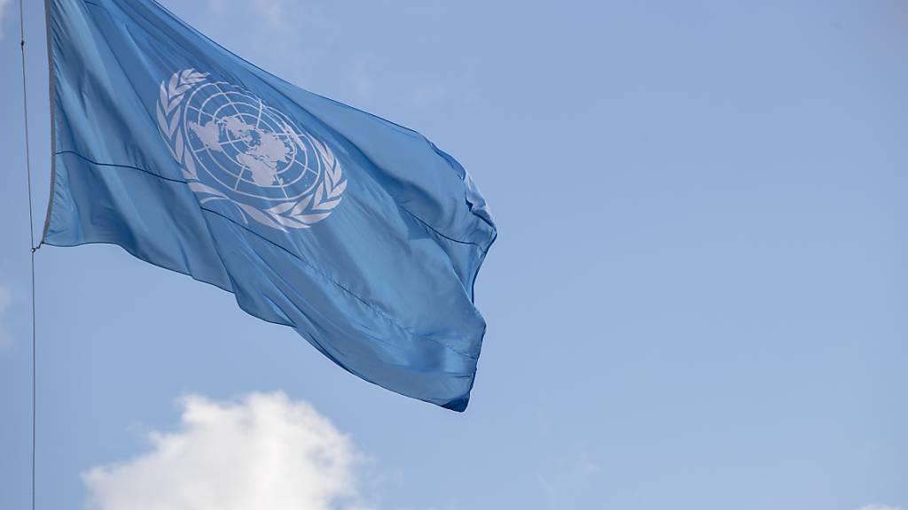 ARCHIV - Die Flagge der Vereinten Nationen: An Bord des UN-Hubschraubers sollen acht Menschen gewesen sein. Foto: Nicolas Maeterlinck/BELGA/dpa