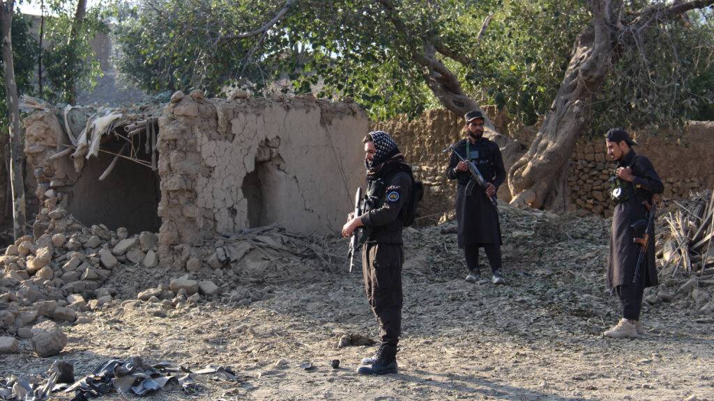 ARCHIV - Sicherheitkräfte der Taliban in der Provinz Khost in Afghanistan, nachdem es dort nach Angaben von Taliban-Vertretern pakistanische Luftangriffe gegeben hatte. Foto: Saifullah Zahir/AP/dpa/Archivbild