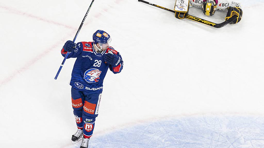 ZSC-Stürmer Jesper Fröden jubelt über das spielentscheidende Tor zum 2:1, Ajoies Goalie Tim Wolf liegt geschlagen auf dem Eis