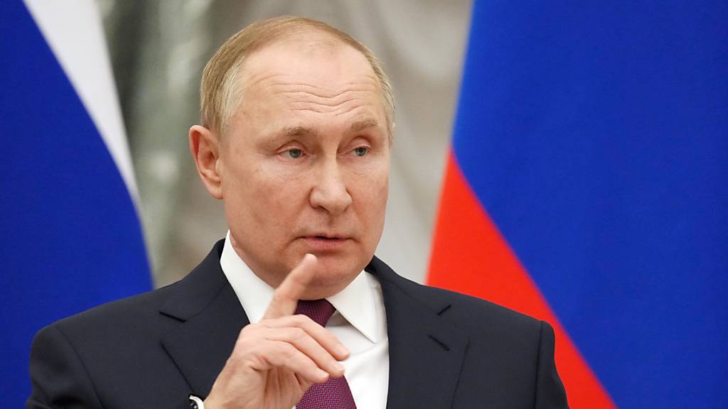 Russlands Präsident Wladimir Putin spricht auf einer Pressekonferenz. Putin hat das erleichterte Visaverfahren für Bürger westeuropäischer Staaten per einem am Montag veröffentlichten Dekret eingeschränkt. 