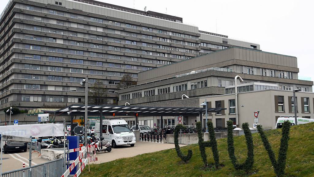 Wegen der gestiegenen Zahl von Covid-19-Fällen verlegt das Universitätsspital Lausanne (CHUV) Patienten in andere Spitäler und Kliniken. (Archivbild)