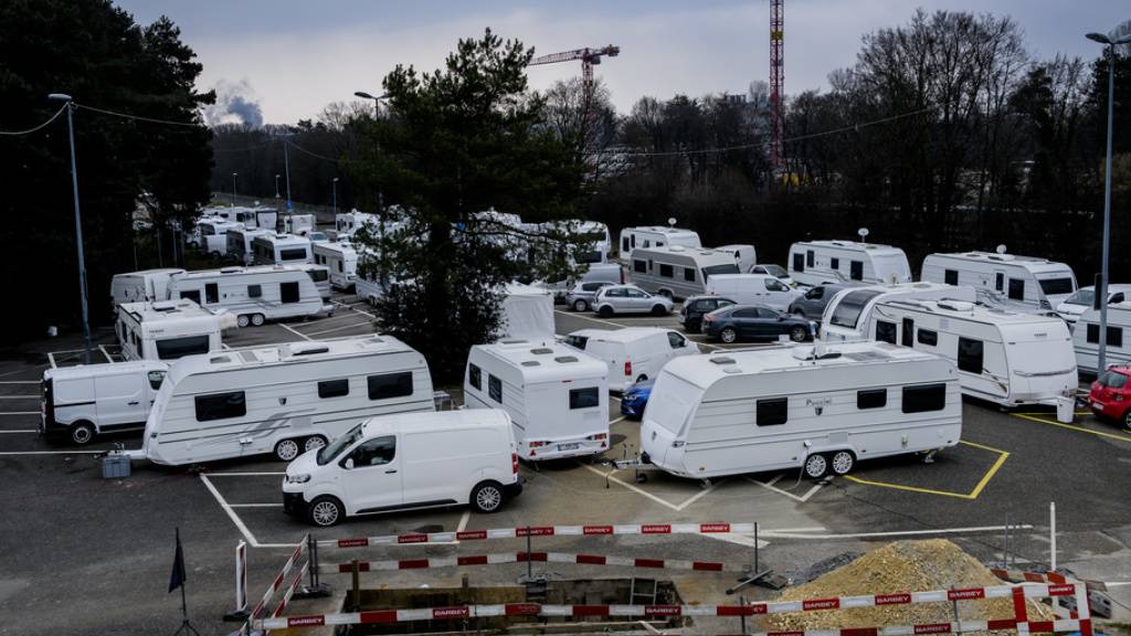 Fahrende auf dem Parkplatz Bourdonnette in Lausanne. Seit die Gruppe von diesem Areal weggewiesen wurde, hat sie sich in Aclens niedergelassen.
