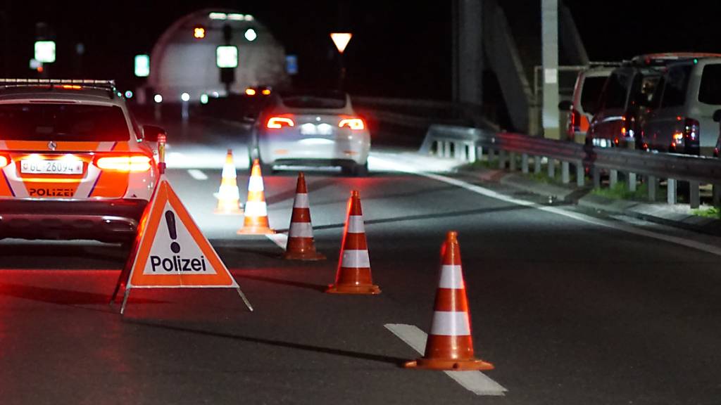 Die Glarner Polizei kontrollierte in der Nacht auf Samstag 166 Fahrzeuge auf der Autobahn A3.