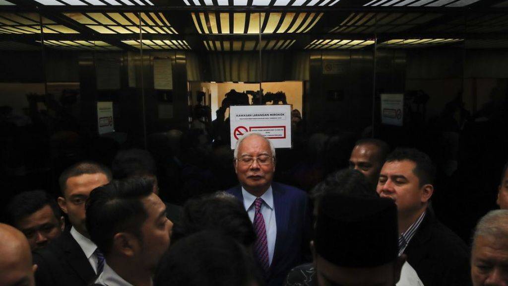 Der frühere malaysische Regierungschef Najib Razak im Lift bei seiner Ankunft im Gericht in Kuala Lumpur.