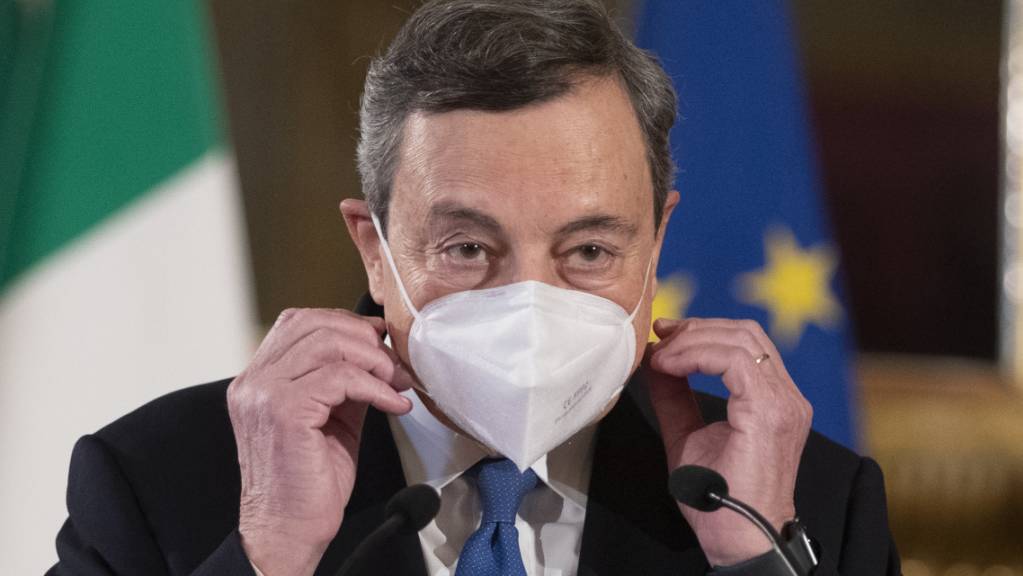 Mario Draghi, früherer Präsident der Europäischen Zentralbank (EZB), zieht im Quirinale-Palast an seinem Mund-Nasen-Schutz. Foto: Alessandra Tarantino/AP/dpa