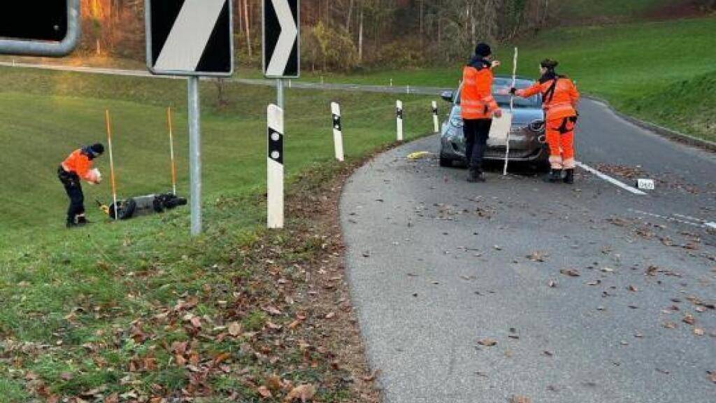 In dieser Rechtskurve geriet der Rollerfahrer auf die Gegenfahrbahn und kollidierte mit dem entgegenkommenden Auto.