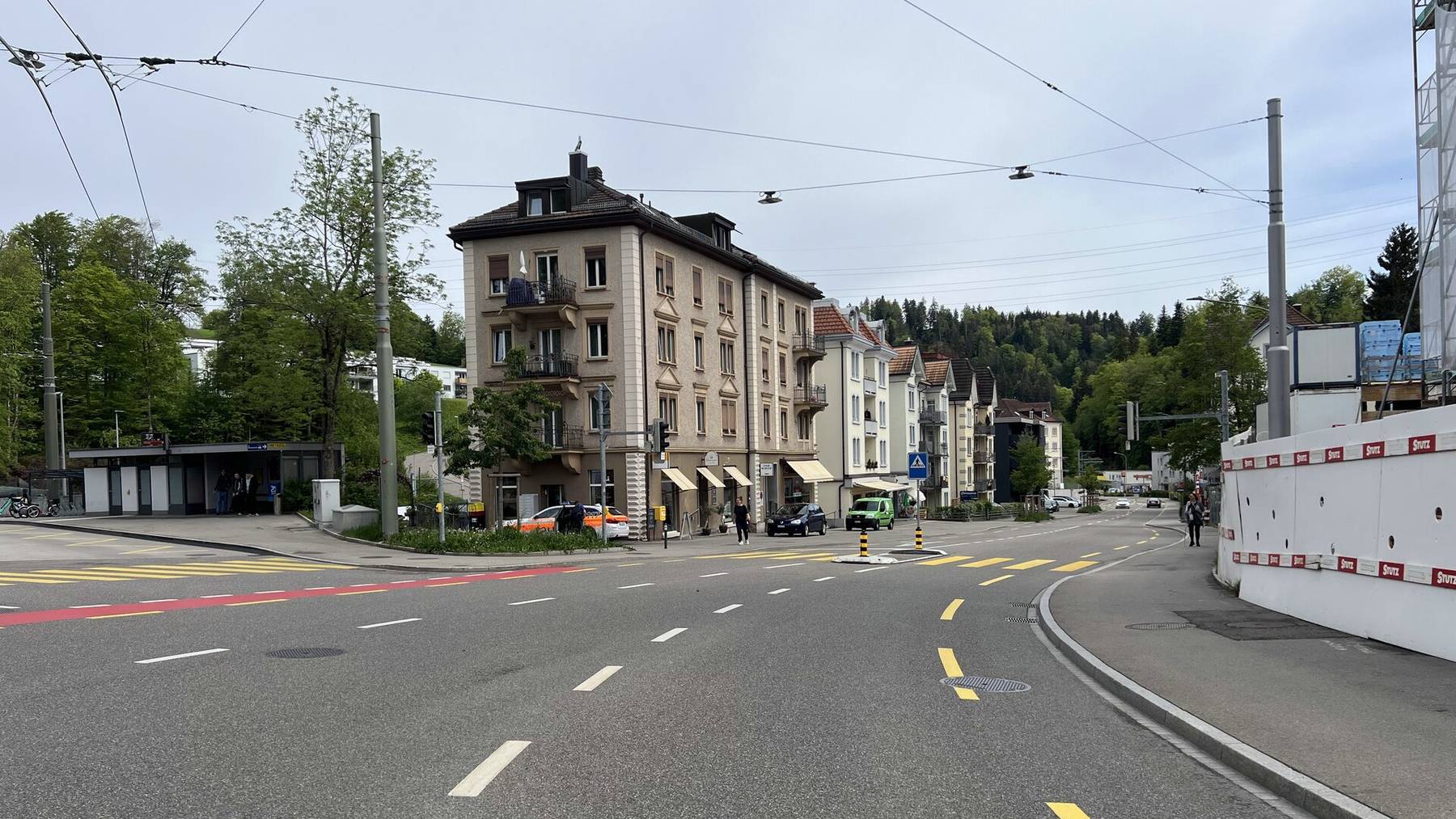 Am Montagmittag gegen 12 Uhr ereignete sich ein Verkehrsunfall zwischen einem Fahrzeug und einem 6-jährigen Jungen auf der Teufener Strasse. 