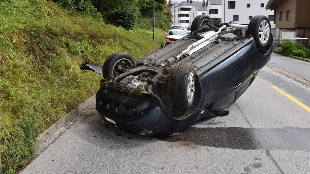 Auto überschlägt sich an einer Böschung in Flims