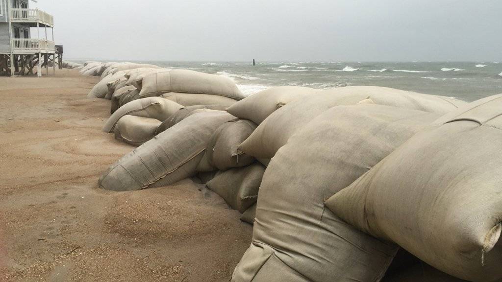 Sandsäcke sollen an einem Strand in North Carolina den Wellen standhalten, die der Sturm «Hermine» an Land peitscht. Auch New York wappnet sich gegen den Hurrikan.