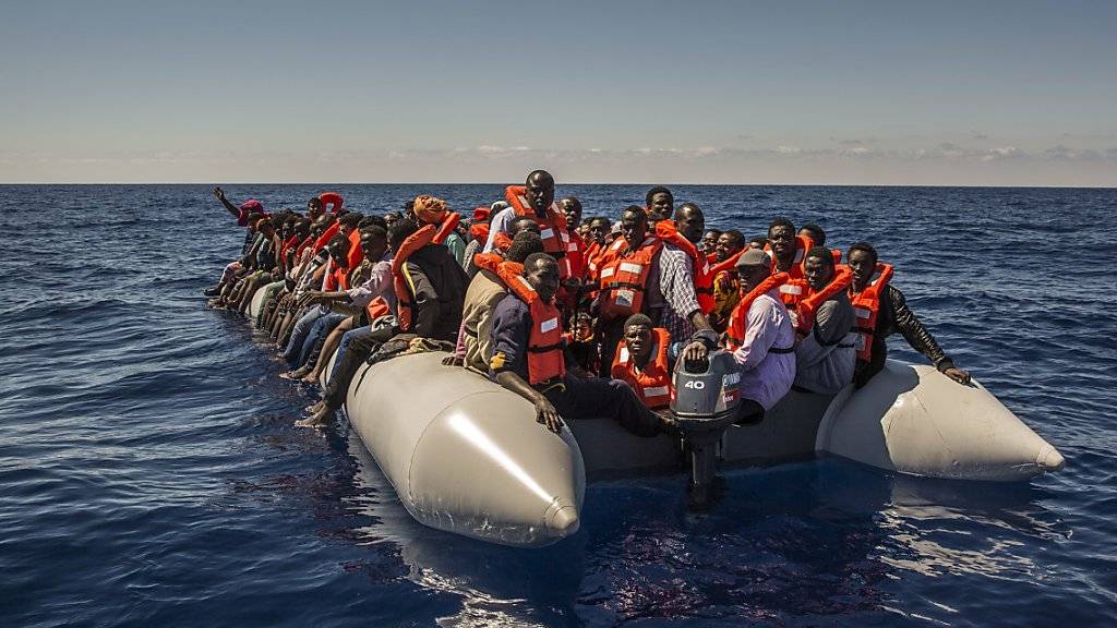 Flüchtlinge und andere Migranten etwa aus Eritrea, Mali und Bangladesch auf einem Boot vor der Küste Libyens im Sommer 2016. (Archivbild)