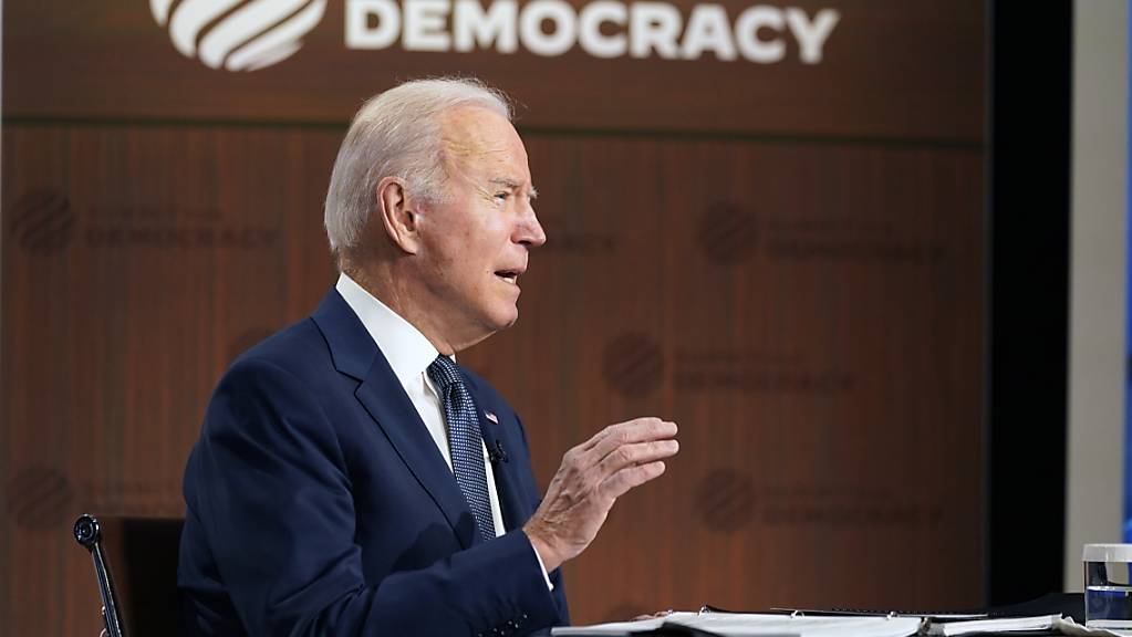 Joe Biden, Präsident der USA, spricht im South Court Auditorium des Weißen Hauses bei der Eröffnung des zweitägigen virtuellen «Gipfels für Demokratie». Die USA und zahlreiche andere Akteure haben bei dem Gipfel eindringlich vor einem globalen Vormarsch von Autokratien gewarnt. Foto: Susan Walsh/AP/dpa