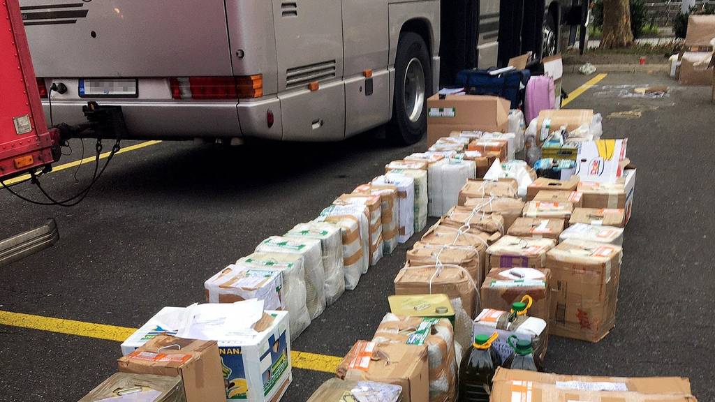 In einem in Zürich parkierten Car fand die Polizei zwei Tonnen Schmuggelware.