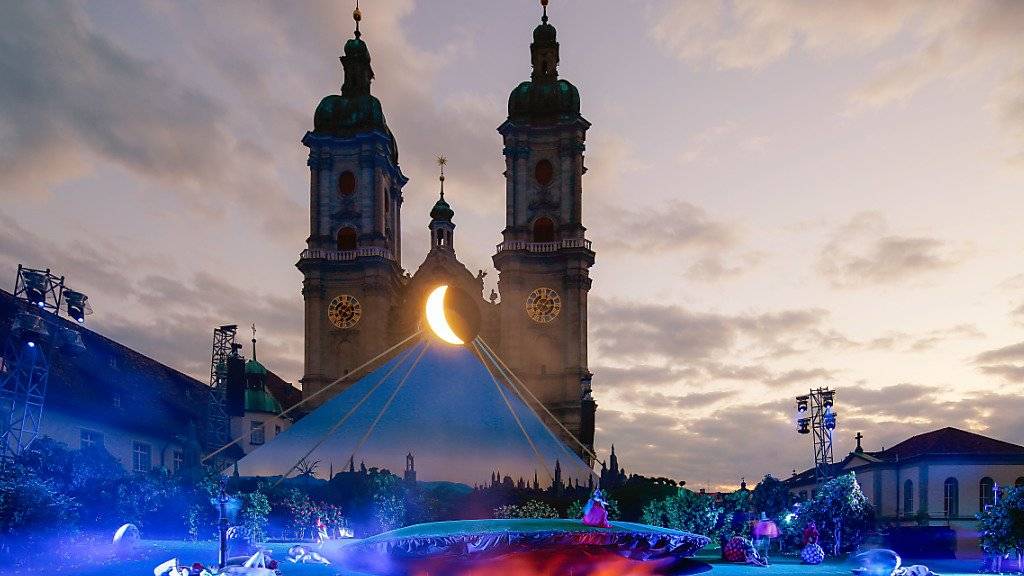 Die Festspielbühne auf dem St. Galler Klosterplatz vor der Kathedrale als «Garten der Lüste» - Szene aus der Oper «Edgar» von Giacomo Puccini anlässlich der St. Galler Festspiele, die am 29. Juni Premiere hatten.